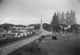 Monumen berbentuk lilin dan disebut menggambarkan perjuangan kemerdekaan dipugar pada tahun 1953