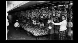 KIOS PASAR DENGAN PISANG DI PASAR DI MALANG, JAWA TIMUR.