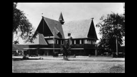 KANTOR ADMINISTRASI DI ALOON-ALOON DI MALANG, JAWA TIMUR.