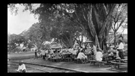 Foto makanan sore di alun-alun di Malang