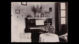 INTERIOR DENGAN PIANO DI SEBUAH RUMAH DI MALANG