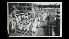 SISWA SEKOLAH PARADE DI ORANJEFEESTEN