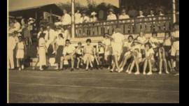 PENONTON DI TRIBUN SELAMA HARI OLAHRAGA H.B.S DI MALANG