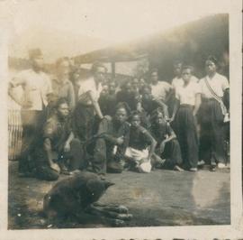 Pasukan berkumpul sebagian berdiri dan sebagian yang lainnya duduk jongkok di depan anjing